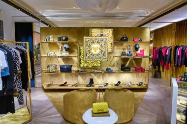 BERLİN, GERMANY - CIRCA SEPTEMBER, 2019: Berlin 'deki Kaufhaus des Westens (Kadewe) mağazasında Versace ürünleri sergileniyor.