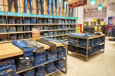 MOSCOW, RUSSIA - 14 Eylül 2019: Moskova 'daki Salaris alışveriş merkezinde Colin' in dükkanının içi.