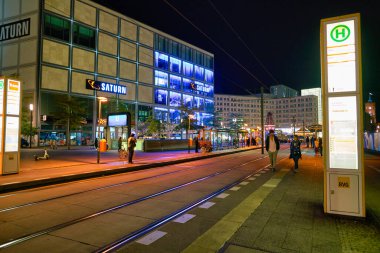 BERLİN, Almanya - CIRCA EPTEMBER, 2019: Geceleri Berlin 'in sokak manzarası.
