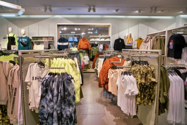 BERLİN, Almanya - CIRCA EPTEMBER, 2019: Berlin 'deki H & M mağazasının içi.