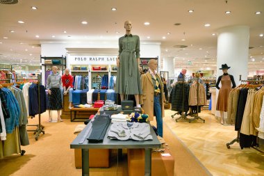 BERLİN, Almanya - CIRCA SEPTEMBER, 2019: Polo Ralph Lauren giysileri Berlin 'deki Kaufhaus des Westens (Kadewe) mağazasında sergileniyor.