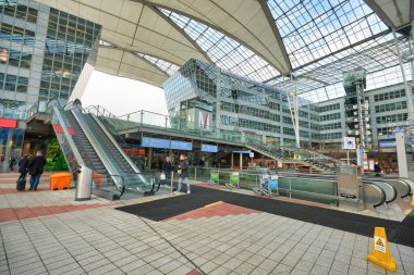 MÜZİK, GERMANY - CIRCA HAZİRAN, 2020: Münih Havaalanı, Terminal 1 'e giriş.