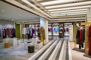 BERLİN, GERMANY - CIRCA SEPTEMBER, 2019: Berlin 'deki Kaufhaus des Westens (Kadewe) mağazasının iç çekimleri.