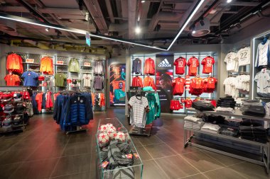 MUNİH, GERMANY - CIRCA JANUARY, 2020: Münih Havalimanı Bayern Münih Fan-shop 'un iç çekimleri.