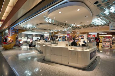 FRANKFURT AM MAIN, GERMANY - CIRCA JANUARY, 2020: Frankfurt am Main Airport Heinemann Duty 'deki çıkış sayaçları.