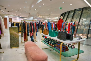 BERLİN, GERMANY - CIRCA EPTEMBER, 2019: Berlin 'deki Galeries Lafayette' in iç çekimi.