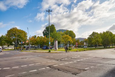 BERLİN, ALMANY - CIRCA EPTEMBER, 2019: Gündüz vakti Berlin 'deki bir yolun sokak seviyesi.