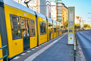 BERLİN, Almanya - CIRCA EPTEMBER, 2019: Bombacı Flexity Berlin gündüz görüldü. Berlin tramvay ağı için inşa edilmiş bir tramvay tipi..