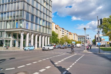 BERLİN, Almanya - CRCA EPTESİ, 2019: Gündüz Berlin şehir manzarası.