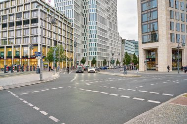 BERLİN, Almanya - CRCA EPTESİ, 2019: Gündüz Berlin şehir manzarası.