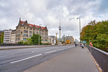 BERLİN, Almanya - CRCA EPTESİ, 2019: Gündüz Berlin şehir manzarası.
