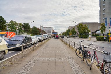 BERLİN, Almanya - CIRCA EPTEMBER, 2019: Gündüz Berlin sokak manzarası.