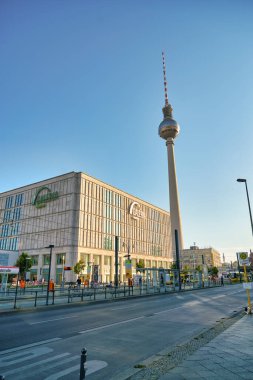 BERLİN, Almanya - CRCA EPTESİ, 2019: Gündüz Berlin şehir manzarası.