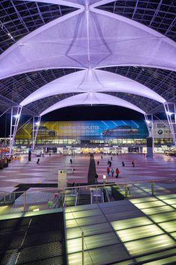 MÜZİK, Almanya - CIRCA JANUARY, 2020: Akşamları Münih Havaalanı 'nın manzarası. Münih Havalimanı terminalleri birbirine bağlayan bir alışveriş, iş ve dinlenme alanıdır.