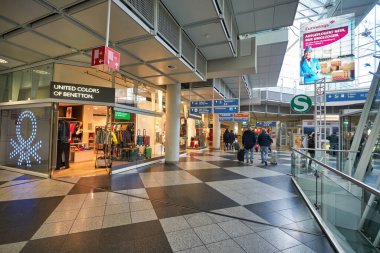 MUNICH, GERMANY - CIRCA JANUARY, 2020: Benetton Birleşik Renkleri mağaza önü Terminal 1, Münih Havalimanı.