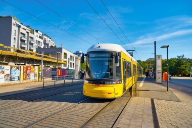 BERLİN, Almanya - CIRCA EPTEMBER, 2019: Bombacı Flexity Berlin gündüz görüldü. Berlin tramvay ağı için inşa edilmiş bir tramvay tipi..