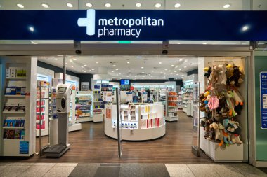 MUNİH, GERMANY - CIRCA HAZİRANESİ, 2020: Münih Havaalanı 'ndaki Metropolitan Eczanesine giriş.