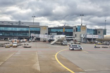 FRANKFURT AM MAIN, GERMANY - CIRCA JANUARY, 2020: Frankfurt am Main Airport apron 'da Lufthansa tarafından kullanılan bir uçak.