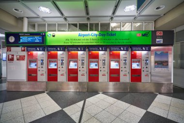 MÜZİK, GERMANY - CIRCA JANUARY, 2020: Münih Havaalanı 'ndaki otomatik servis bilet makineleri.