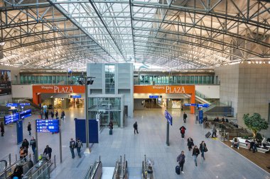 FRANKFURT AM MAIN, GERMANY - CIRCA JANUARY, 2020: Frankfurt am Main Airport 'un iç çekimi.