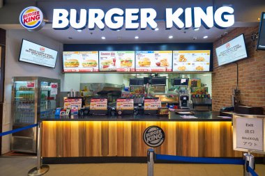 BANGKOK, THAILAND - CIRCA JANUARY, 2020: Suvarnabhumi Havalimanı Burger King 'de karşı servis.