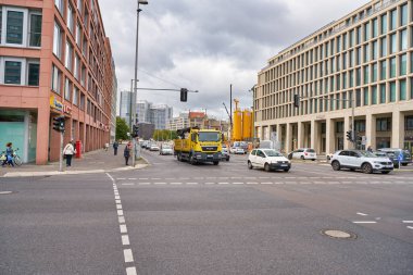 BERLİN, Almanya - CRCA EPTESİ, 2019: Gündüz Berlin şehir manzarası.