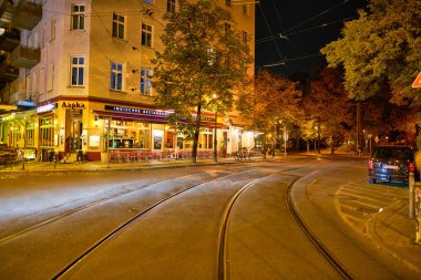 BERLİN, Almanya - CIRCA EPTEMBER, 2019: Geceleri Berlin 'in sokak manzarası.