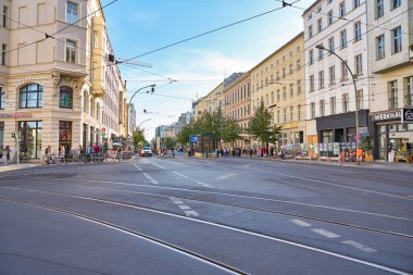 BERLİN, ALMANY - CIRCA EPTEMBER, 2019: Gündüz vakti Berlin 'deki bir yolun sokak seviyesi.