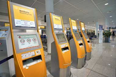 MÜZİK, GERMANY - CIRCA JANUARY, 2020: Münih Havaalanı, Terminal 2 'deki self-servis check-in tesisleri.