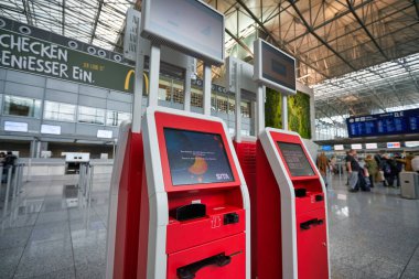 FRANKFURT AM MAIN, GERMANY - CIRCA JANUARY, 2020: Frankfurt am Main Airport, Terminal 2 'deki kendi kendine kontrol alanı.