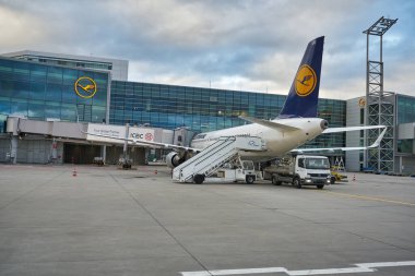 FRANKFURT AM MAIN, GERMANY - CIRCA JANUARY, 2020: Frankfurt am Main Airport apron 'da Lufthansa tarafından kullanılan bir uçak.