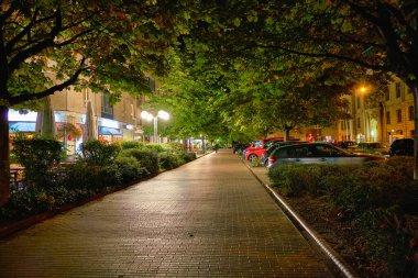 BERLİN, Almanya - CIRCA EPTEMBER, 2019: Geceleri Berlin 'in sokak manzarası.