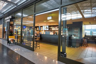 FRANKFURT AM MAIN, ALMANY - CIRCA JANUARY, 2020: Frankfurt am Main Airport Starbucks 'a giriş.