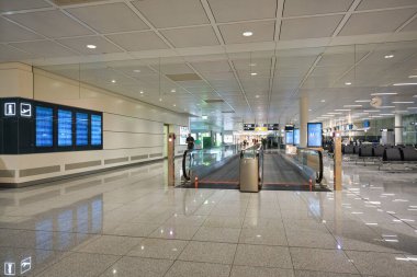 MÜZİK, Almanya - CIRCA JANUARY, 2020: Münih Havaalanı 'na yürüyüş yolu.