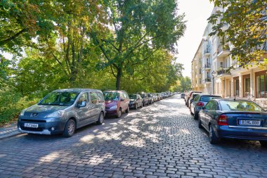 BERLİN, ALMANY - CIRCA EPTEMBER, 2019: Gündüz vakti Berlin 'deki bir yolun sokak seviyesi.