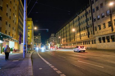 BERLİN, Almanya - CIRCA EPTEMBER, 2019: Geceleri Berlin 'in sokak manzarası.