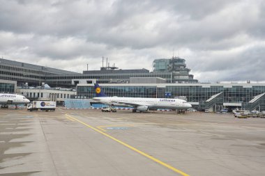 FRANKFURT AM MAIN, GERMANY - CIRCA JANUARY, 2020: Airbus A321 Frankfurt am Main Airport apron 'da görüldüğü üzere Lufthansa tarafından işletiliyor.