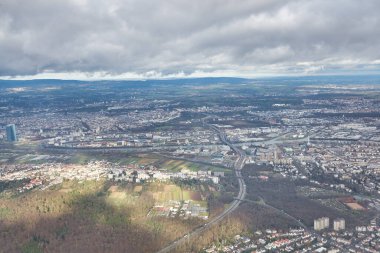 FRANKFURT AM MAIN, GERMANY - CIRCA JANUARY, 2020: Modern uçaklardan görüldüğü üzere Frankfurt am Main 'in havadan şehir manzarası.