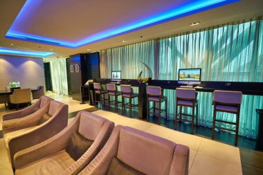 BANGKOK, THAILAND - CIRCA JANUARY, 2020: Suvarnabhumi Havalimanı 'ndaki Umman Air First Class Lounge' un iç çekimi.