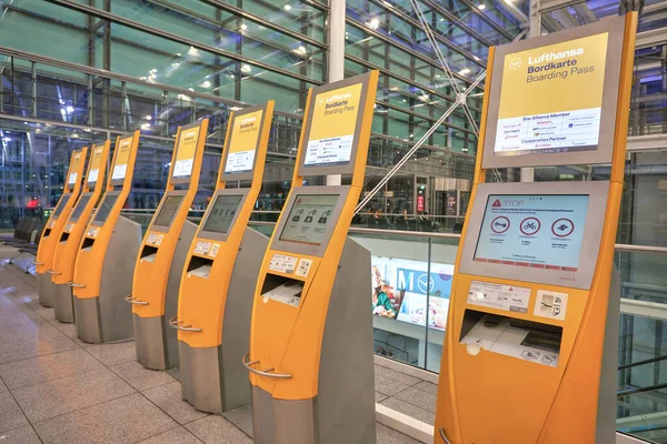 München Deutschland Circa Januar 2020 Selbstbedienungs Check Einrichtungen Terminal Des — Stockfoto