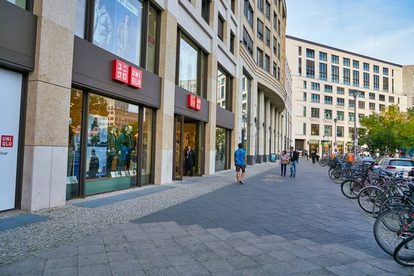 Berli Germany Circa Eptember 2019 Berlin Deki Uniqlo Mağazasının Sokak — Stok fotoğraf