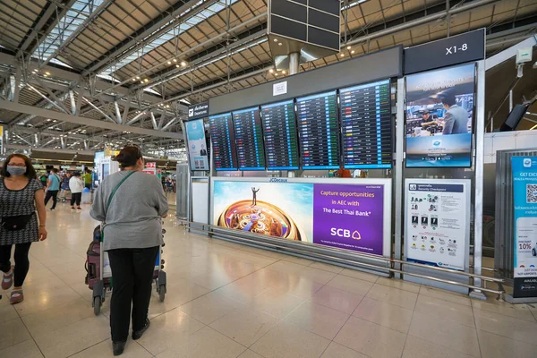 バンコク Circa 2020年1月 スワンナプーム空港で見られるフライトスケジュールモニター — ストック写真