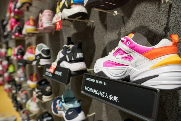 Shenzhen China Circa Kwiecień 2019 Obuwie Wystawie Sklepie Nike Upperhills — Zdjęcie stockowe