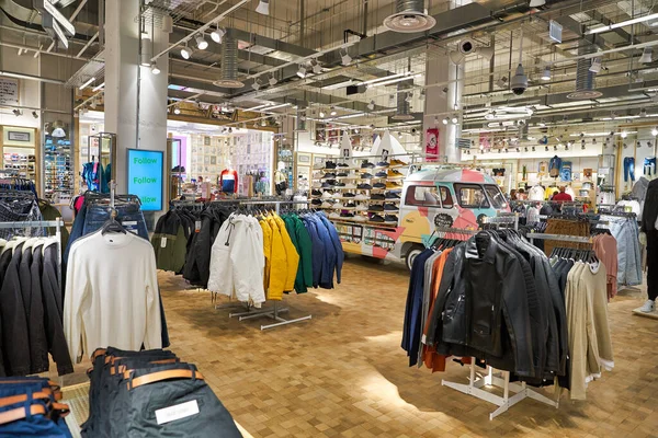 明尼苏达州莫斯科市 2019年9月14日 莫斯科Salaris购物中心的一家拉熊商店的内部镜头 拉贝尔是一家西班牙服装及配件零售商 — 图库照片