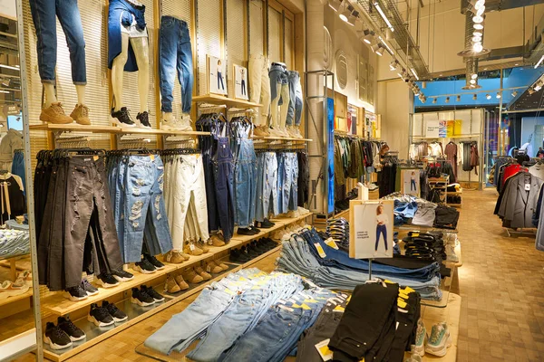 明尼苏达州莫斯科市 2019年9月14日 莫斯科Salaris购物中心的一家拉熊商店的内部镜头 拉贝尔是一家西班牙服装及配件零售商 — 图库照片