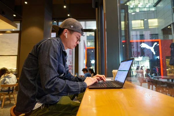Shenzhen China Circa Kwiecień 2019 Człowiek Laptopem Widziany Starbucks Upperhills — Zdjęcie stockowe