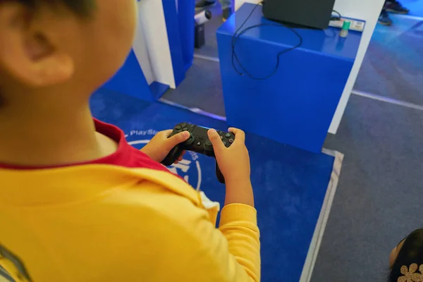 Shenzhen China Circa April 2019 Jongen Heeft Playstation Controller Sony — Stockfoto