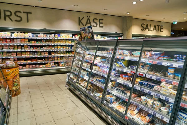 Berlín Alemania Circa Septiembre 2019 Plano Interior Del Supermercado Edeka —  Fotos de Stock