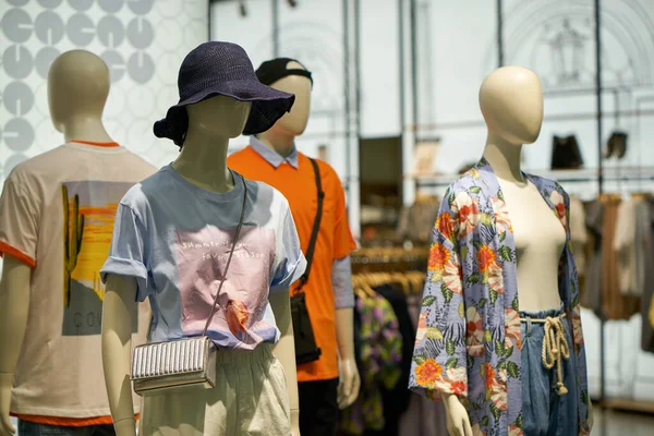 2019年4月 中国申根 Circa 深圳上坡购物中心的一家商店展出的衣服 — 图库照片