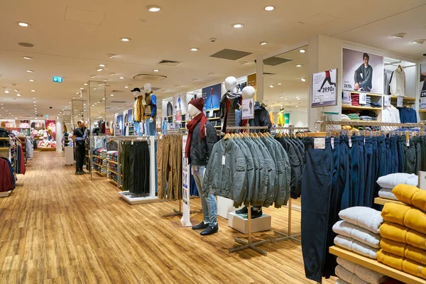 BERLİN, ALMANY - CIRCA EPTEMBER, 2019: Berlin 'deki Uniqlo mağazasının iç çekimleri.